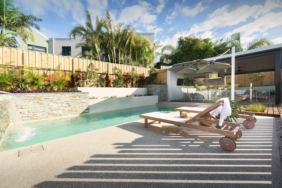 Modernes Sportbecken hinter dem Haus in rechteckiger Form mit Wasserspiel und Betonplatten in Perth
