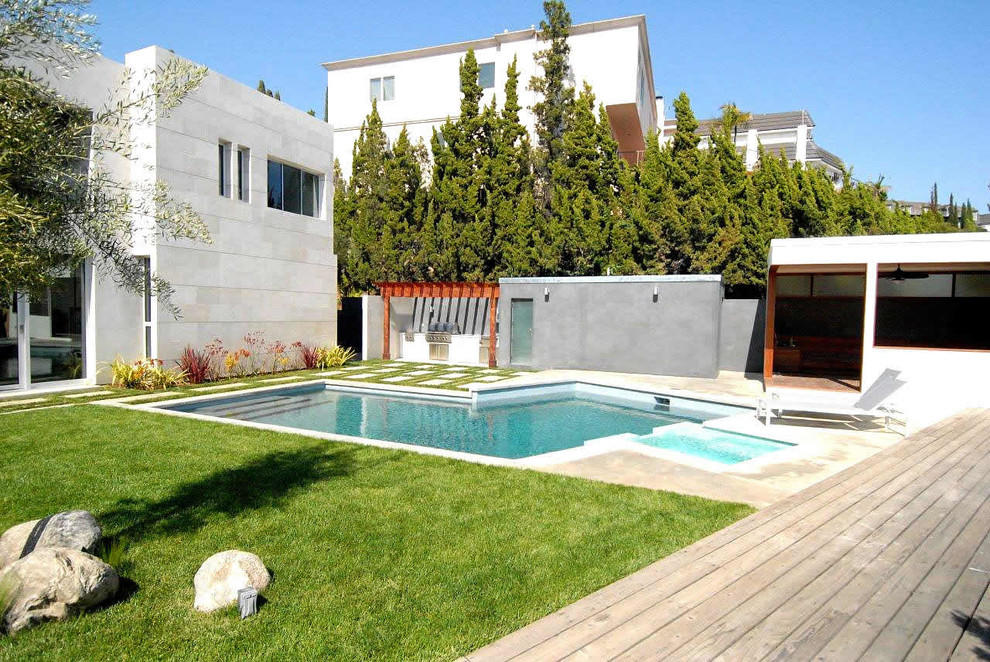 Mittelgroßer Moderner Pool hinter dem Haus in L-Form mit Betonplatten in Los Angeles