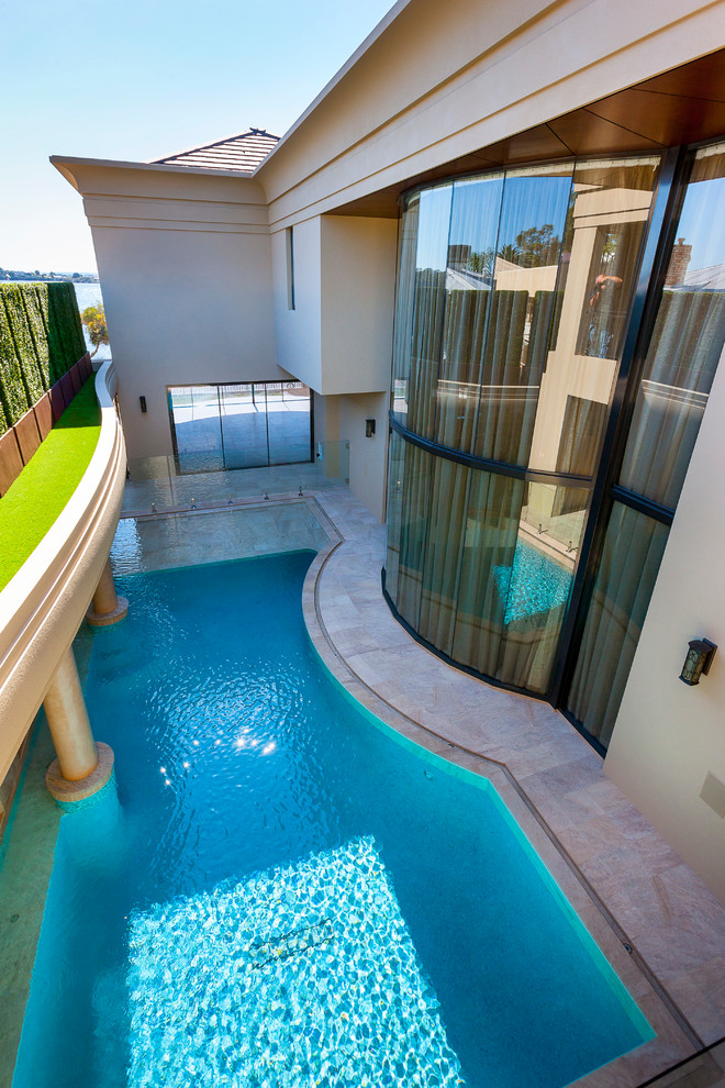 Großer, Gefliester Moderner Schwimmteich neben dem Haus in individueller Form mit Wasserspiel in Perth