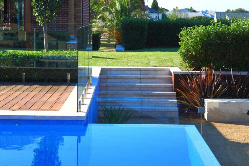 Exemple d'un très grand couloir de nage arrière tendance rectangle avec un point d'eau et une terrasse en bois.