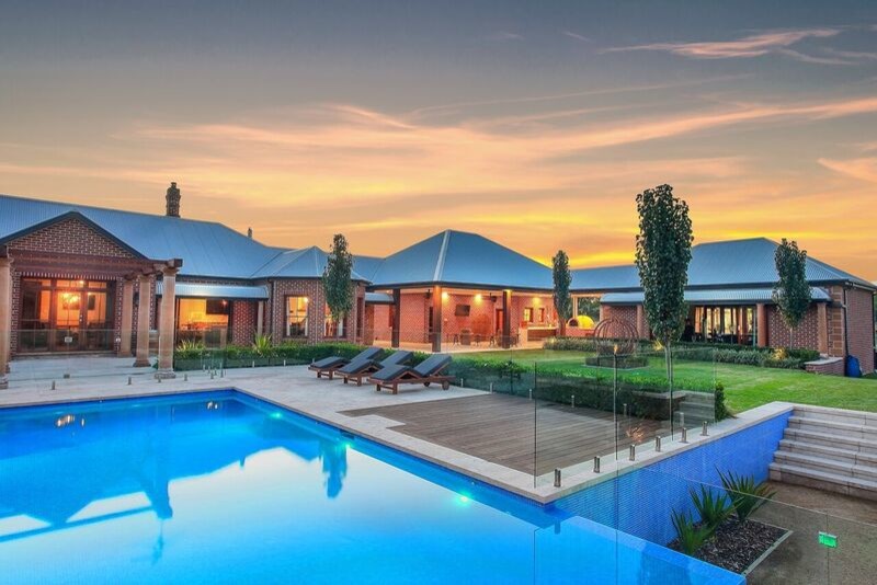 Geräumiger Moderner Pool hinter dem Haus in rechteckiger Form mit Dielen in Sydney