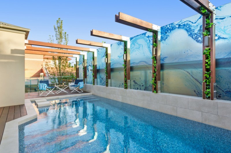 Ispirazione per una piscina design personalizzata dietro casa con piastrelle