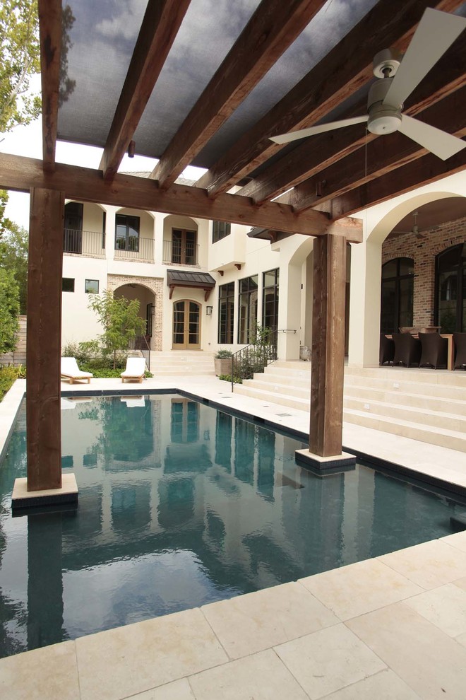 Modelo de casa de la piscina y piscina alargada clásica renovada grande rectangular en patio con adoquines de piedra natural