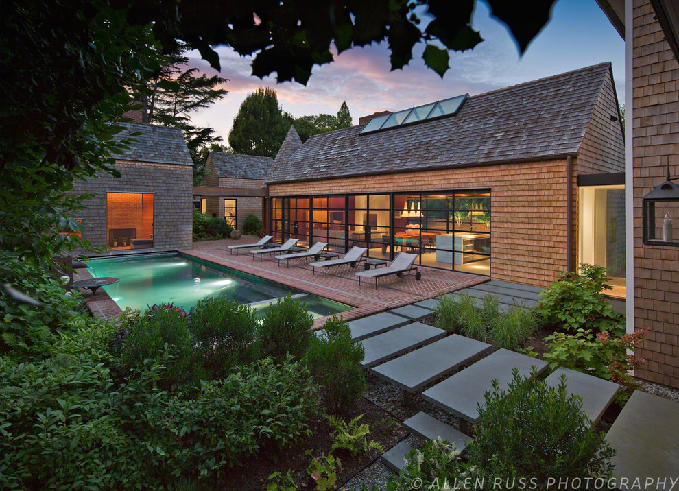Cette image montre un Abris de piscine et pool houses minimaliste sur mesure avec des pavés en pierre naturelle.