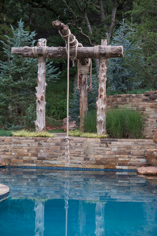 Geräumiger Klassischer Pool hinter dem Haus in individueller Form mit Natursteinplatten in Oklahoma City
