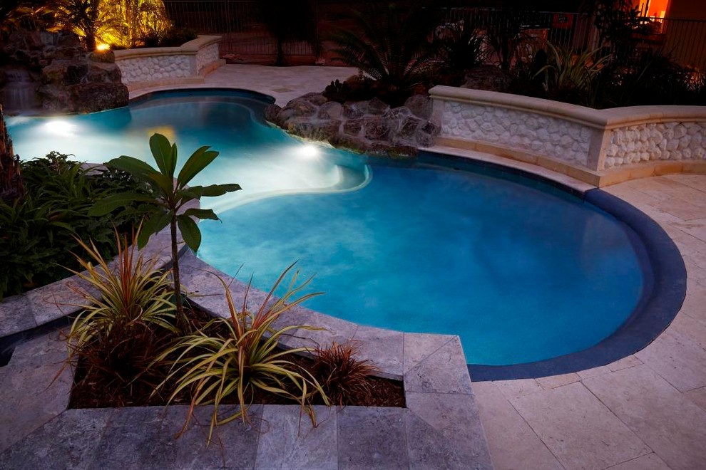 Свежая идея для дизайна: большой естественный бассейн произвольной формы на заднем дворе в морском стиле с фонтаном и покрытием из каменной брусчатки - отличное фото интерьера