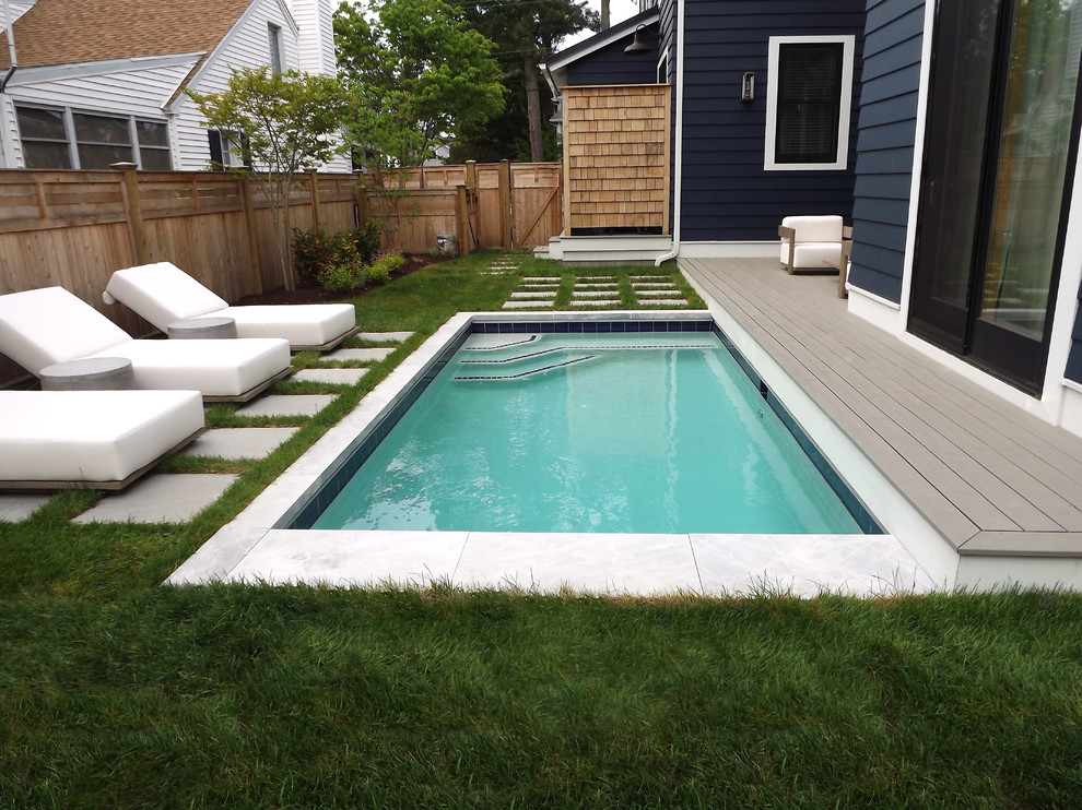 На фото: маленький прямоугольный бассейн на боковом дворе в современном стиле для на участке и в саду