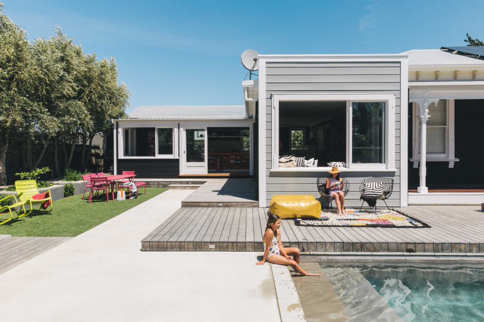 Idées déco pour une piscine arrière contemporaine rectangle avec une terrasse en bois.