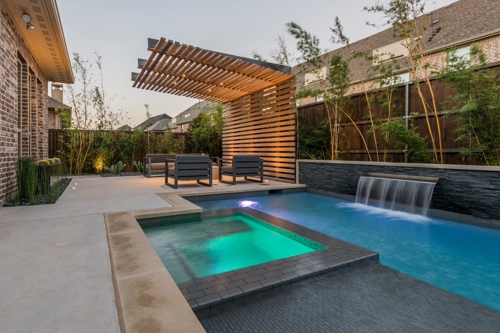 На фото: маленький прямоугольный бассейн на заднем дворе в современном стиле с джакузи и покрытием из бетонных плит для на участке и в саду