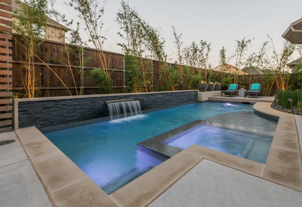 Immagine di una piccola piscina contemporanea rettangolare dietro casa con una vasca idromassaggio e lastre di cemento