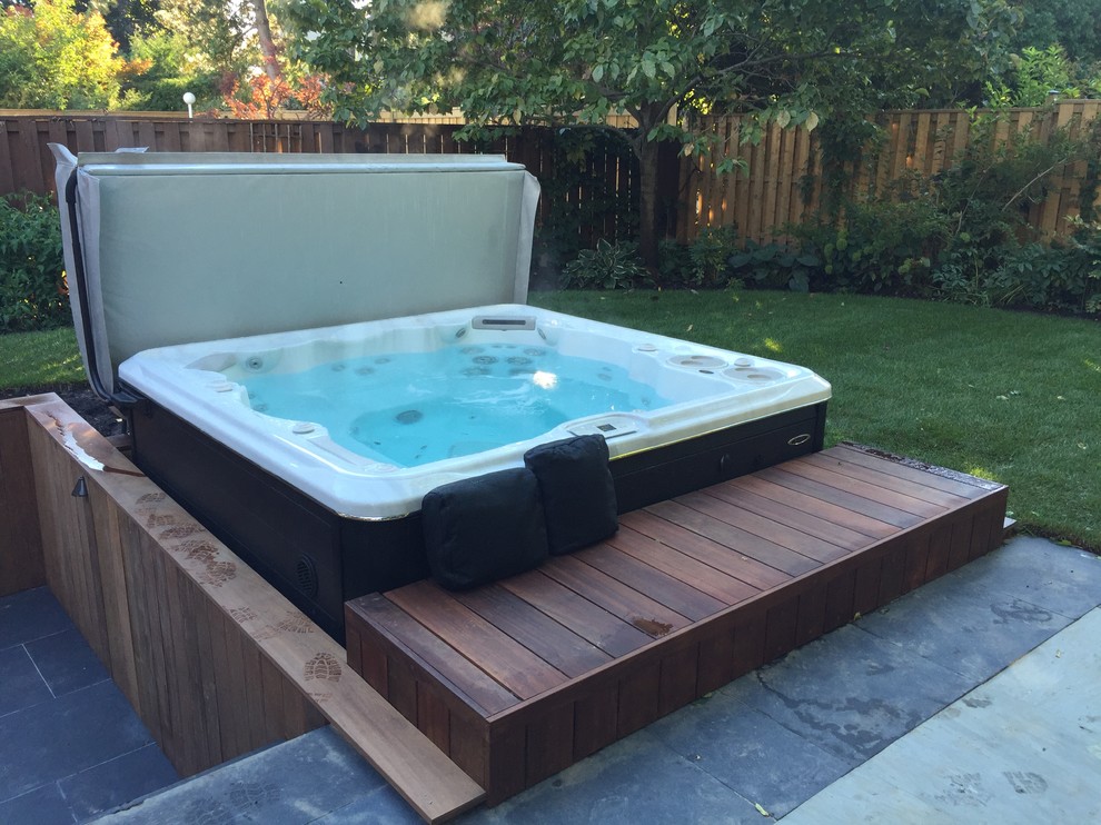 Photo of a classic back hot tub in Toronto.