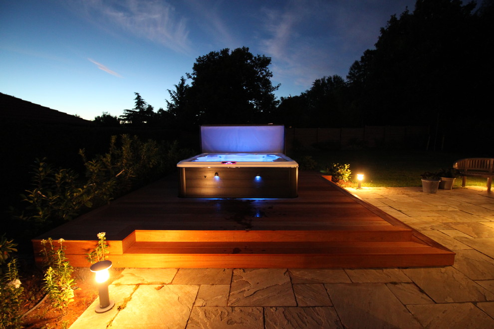 Idee per una piscina minimalista dietro casa con una vasca idromassaggio e pedane