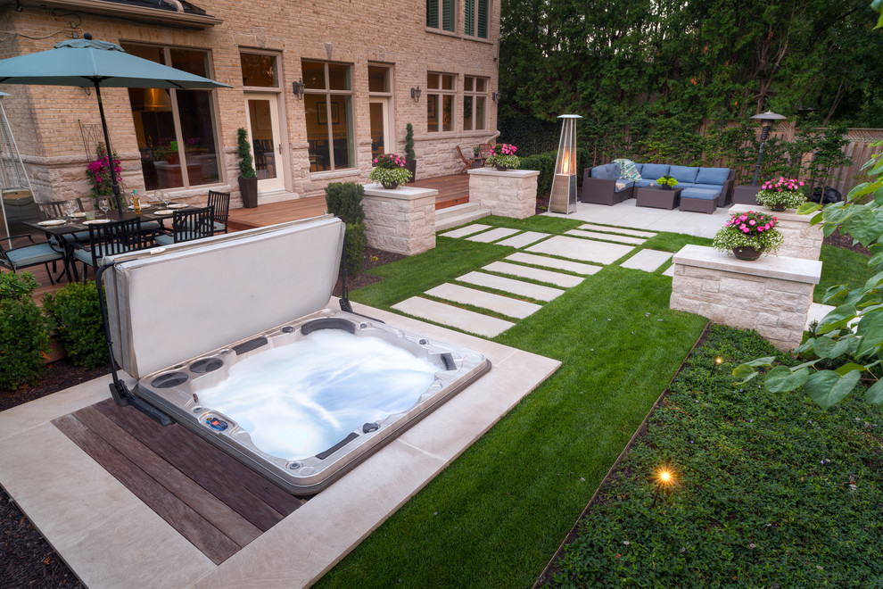 Ejemplo de piscinas y jacuzzis minimalistas en patio trasero con entablado