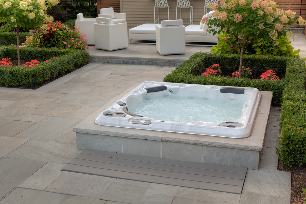 Идея дизайна: бассейн на заднем дворе в стиле модернизм с джакузи и покрытием из плитки