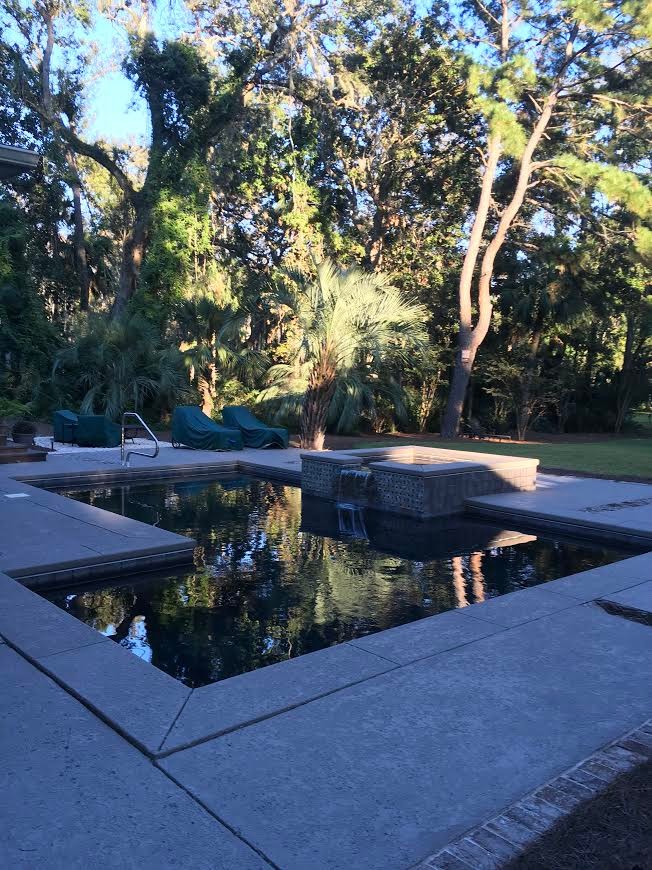 Imagen de piscinas y jacuzzis alargados clásicos renovados pequeños en forma de L en patio trasero con adoquines de hormigón