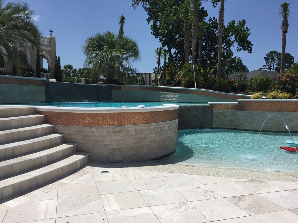 Idéer för att renovera en stor tropisk anpassad pool på baksidan av huset, med spabad och marksten i betong