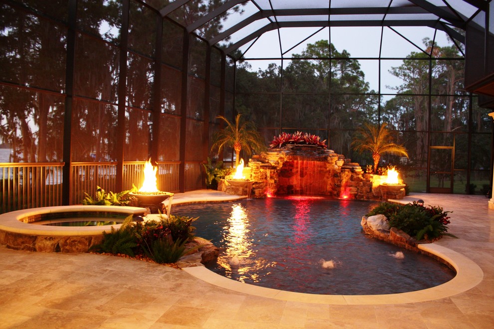 Modelo de piscina con fuente natural mediterránea de tamaño medio a medida en patio trasero con adoquines de piedra natural