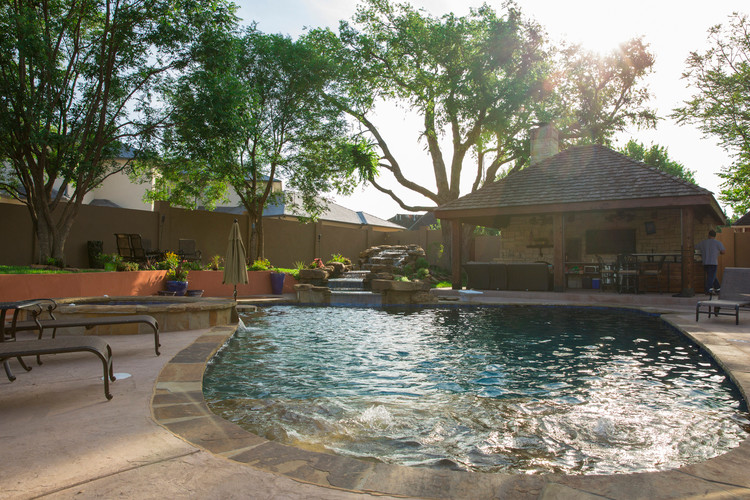 Mittelgroßer Pool hinter dem Haus in individueller Form mit Stempelbeton in Oklahoma City