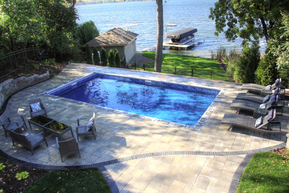 Exemple d'une petite piscine arrière chic rectangle avec des pavés en béton.