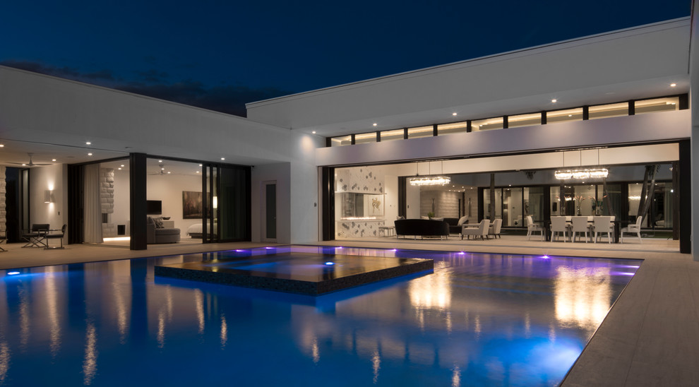 Geräumiger, Gefliester Moderner Infinity-Pool hinter dem Haus in individueller Form in Orlando