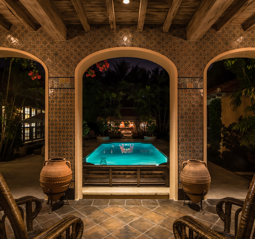 マイアミにあるラグジュアリーな中くらいな地中海スタイルのおしゃれな中庭プール (タイル敷き) の写真