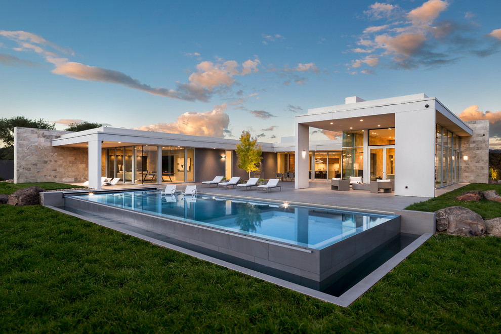 Идея дизайна: наземный, прямоугольный бассейн на заднем дворе в современном стиле