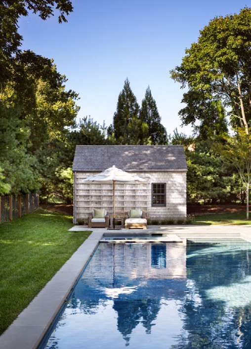 Großer Landhaus Pool hinter dem Haus in rechteckiger Form mit Natursteinplatten in San Francisco