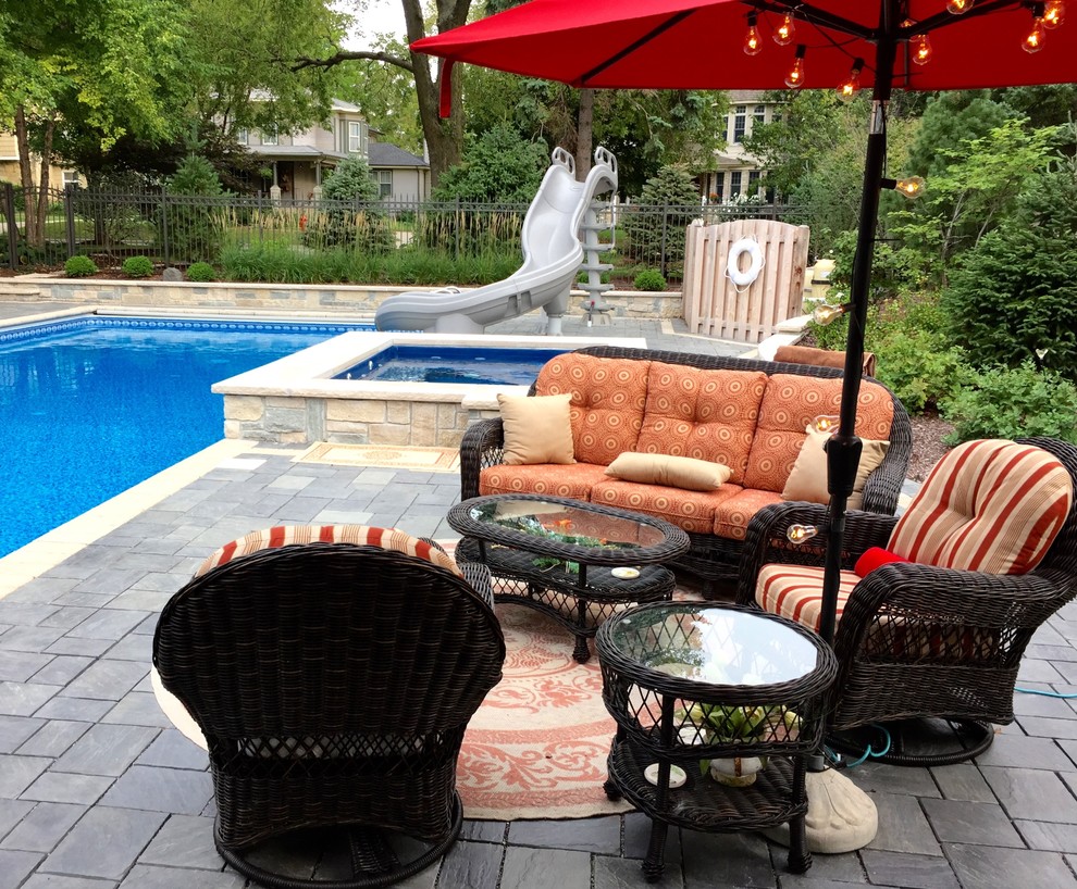 На фото: прямоугольный бассейн на заднем дворе в классическом стиле с джакузи и мощением клинкерной брусчаткой с