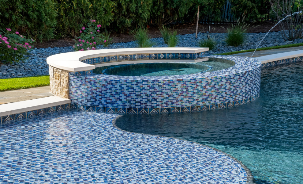 Ispirazione per una piscina naturale minimalista personalizzata di medie dimensioni e dietro casa con paesaggistica bordo piscina e pavimentazioni in pietra naturale