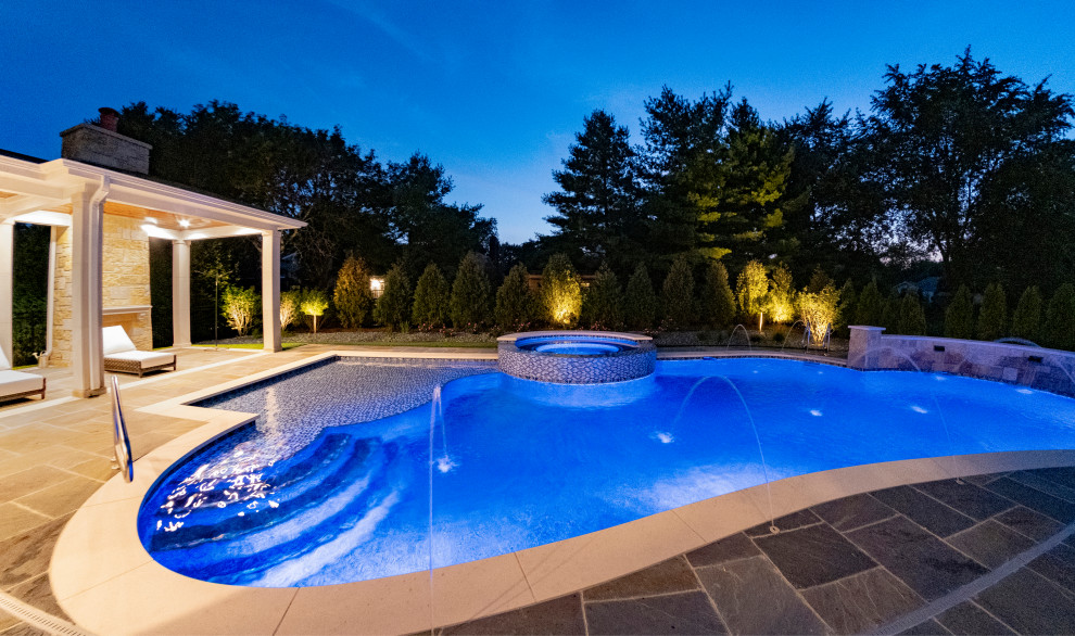 Ejemplo de piscina natural minimalista de tamaño medio a medida en patio trasero con paisajismo de piscina y adoquines de piedra natural