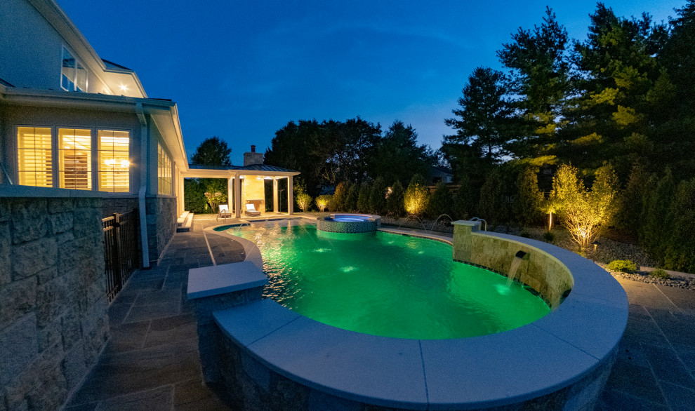 Idée de décoration pour un piscine avec aménagement paysager arrière minimaliste de taille moyenne et sur mesure avec des pavés en pierre naturelle.