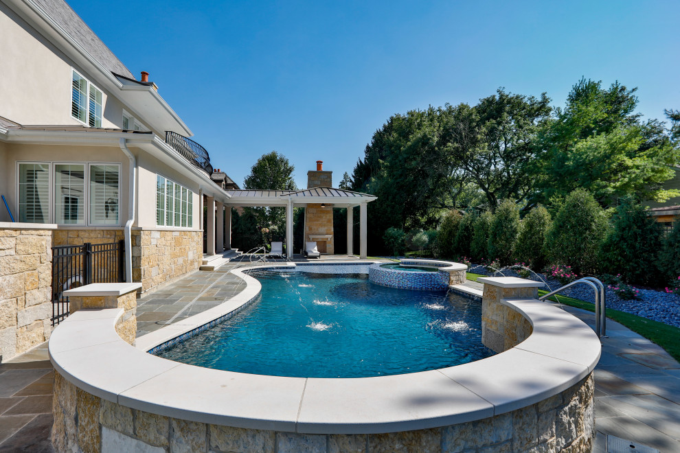 Idées déco pour un piscine avec aménagement paysager arrière moderne de taille moyenne et sur mesure avec des pavés en pierre naturelle.