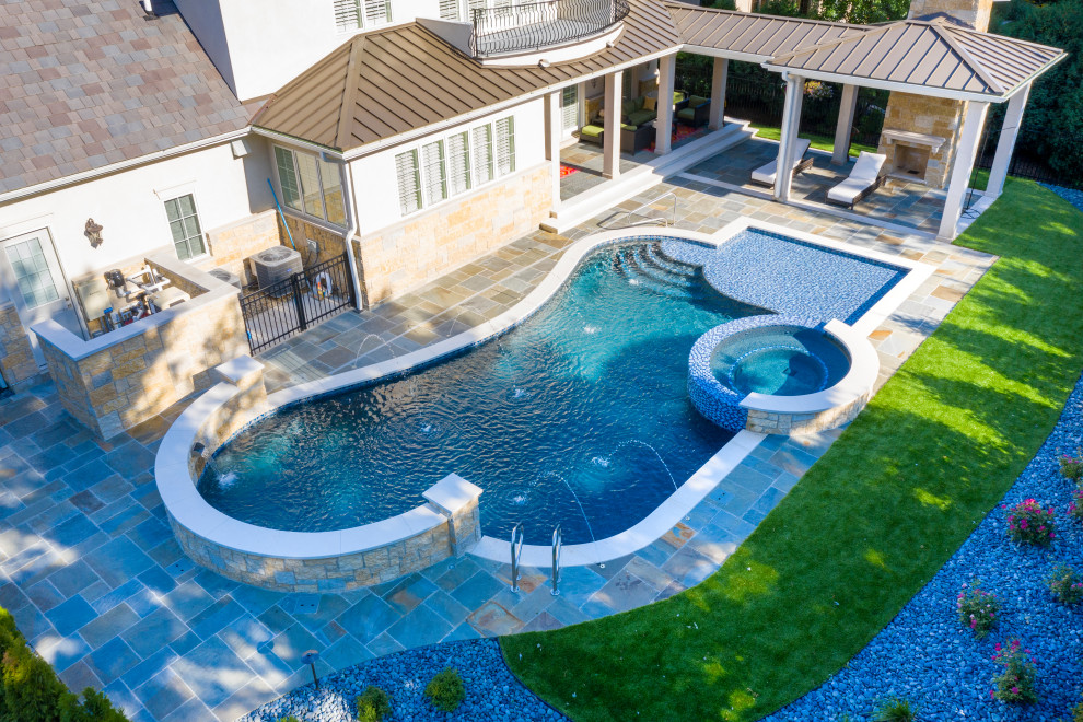 Mittelgroßer Moderner Schwimmteich hinter dem Haus in individueller Form mit Pool-Gartenbau und Natursteinplatten in Chicago