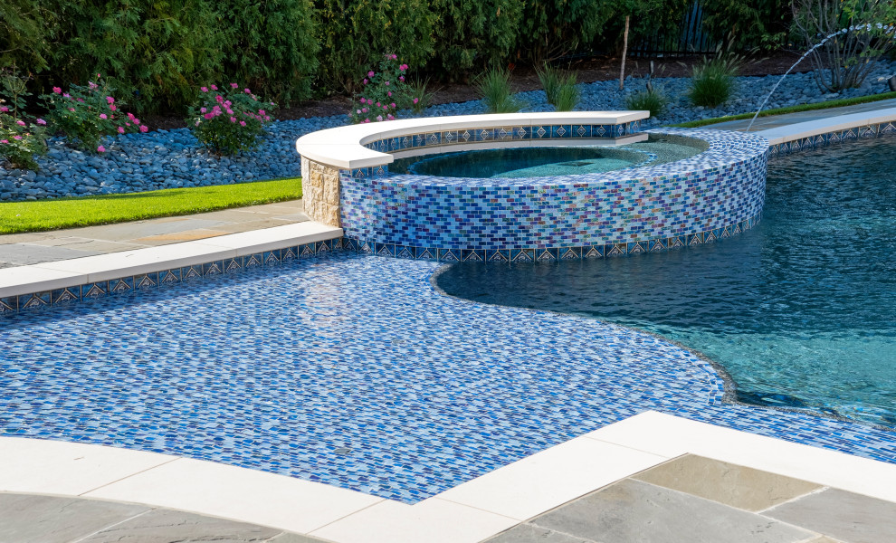 Mittelgroßer Moderner Schwimmteich hinter dem Haus in individueller Form mit Pool-Gartenbau und Natursteinplatten in Chicago