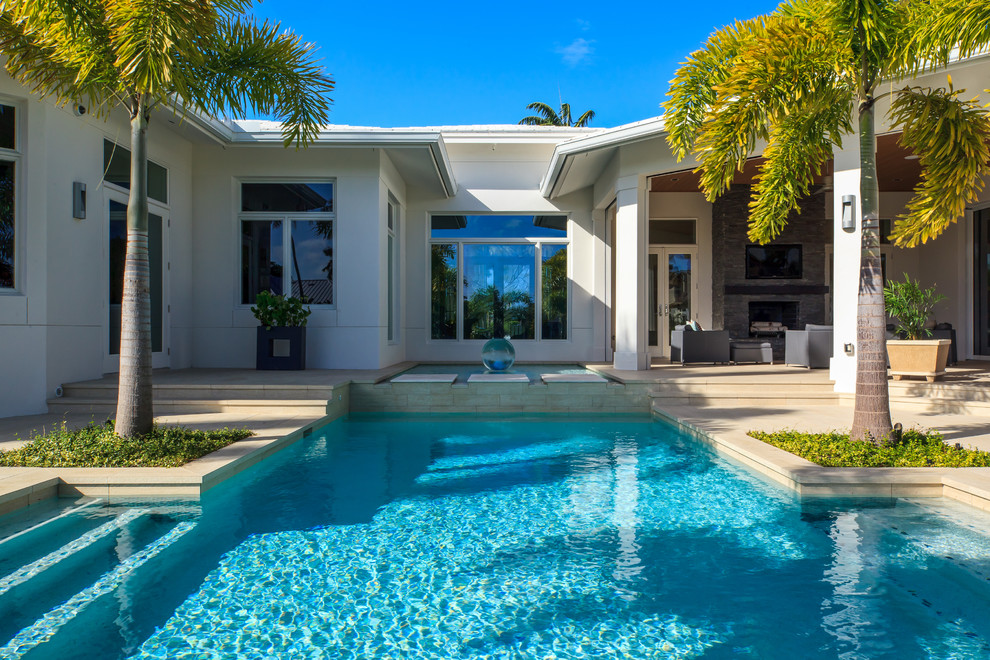 Moderner Pool hinter dem Haus in rechteckiger Form in Miami