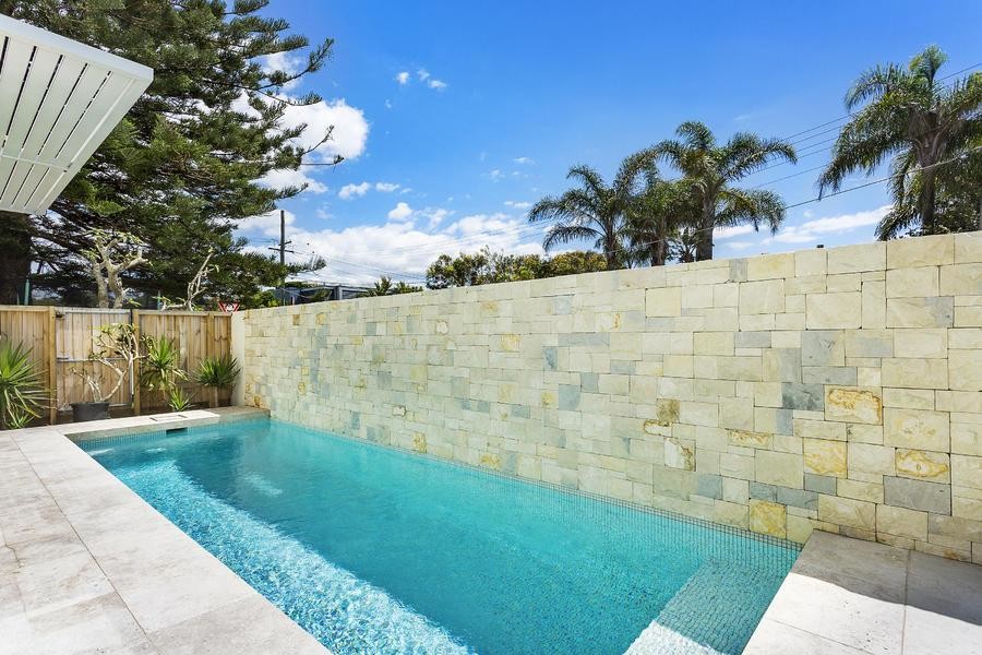シドニーにある高級な中くらいなビーチスタイルのおしゃれな前庭プール (天然石敷き) の写真