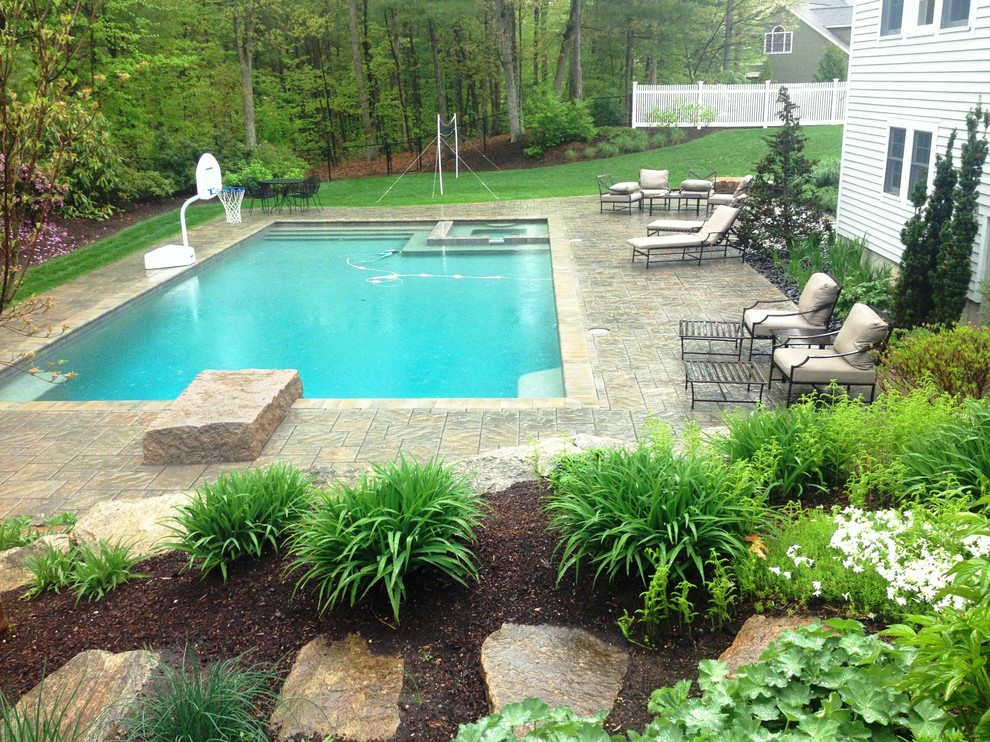 Foto de piscinas y jacuzzis alargados de tamaño medio a medida en patio trasero con suelo de hormigón estampado