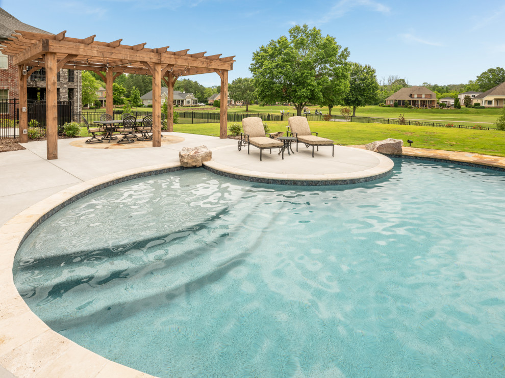 Idee per una piscina personalizzata dietro casa con paesaggistica bordo piscina e lastre di cemento