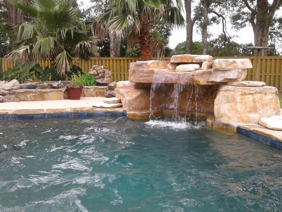 Natural, freeform pool, flagstone coping and steps Piscine La