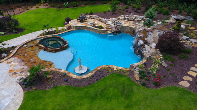 Natural Freeform Pool With Cave And Beach Entry Rustico Piscina Atlanta De Hearthstone Luxury Pools Outdoors