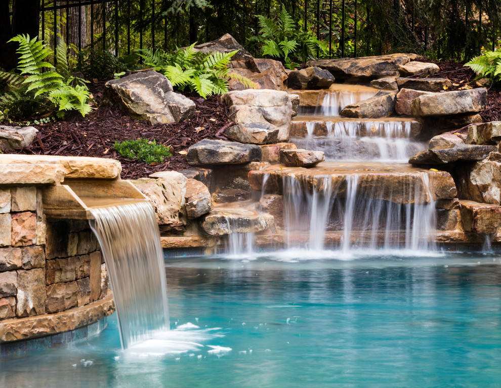 Ispirazione per una piccola piscina naturale chic personalizzata dietro casa con pavimentazioni in pietra naturale