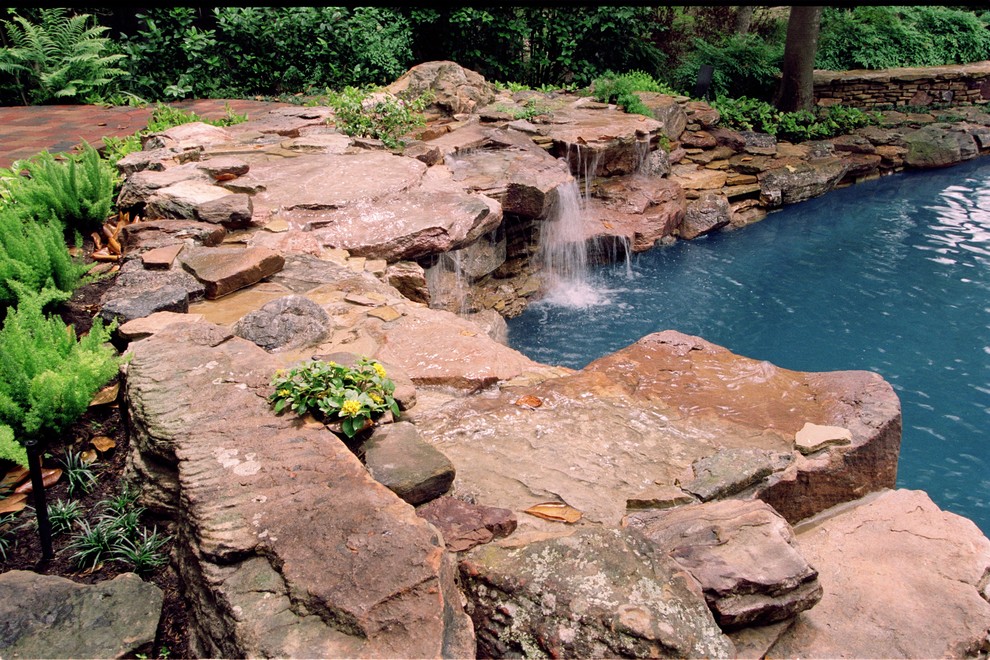 Mittelgroßer Stilmix Schwimmteich hinter dem Haus in individueller Form mit Wasserspiel und Natursteinplatten in Houston
