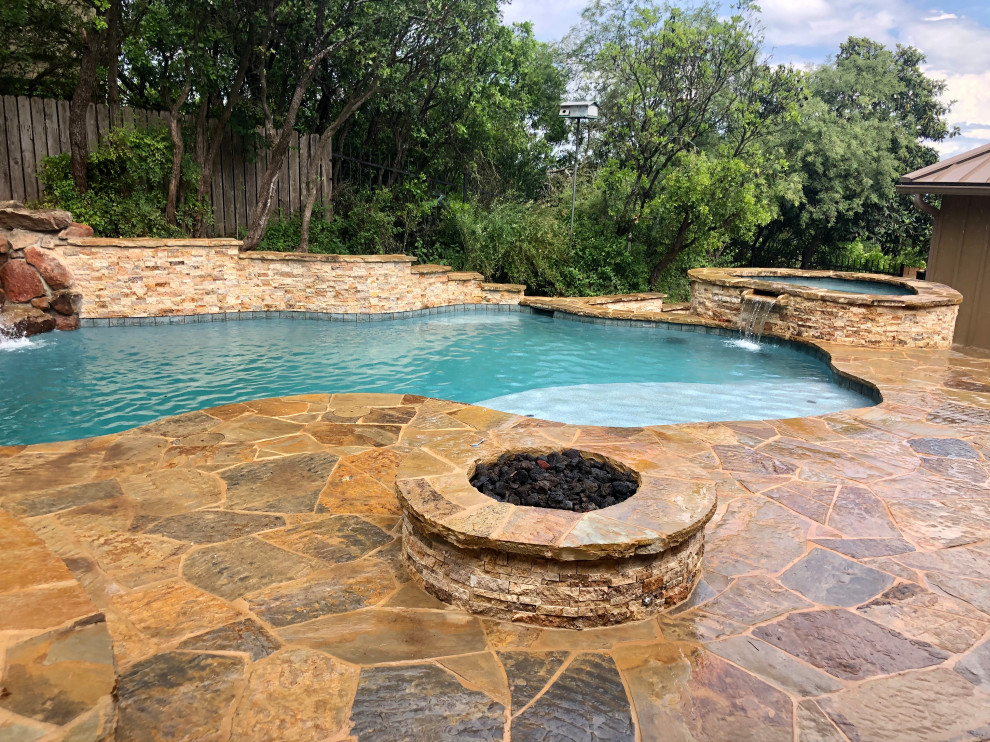 Источник вдохновения для домашнего уюта: большой естественный бассейн в форме фасоли на заднем дворе в стиле рустика с перегородкой для приватности и покрытием из каменной брусчатки