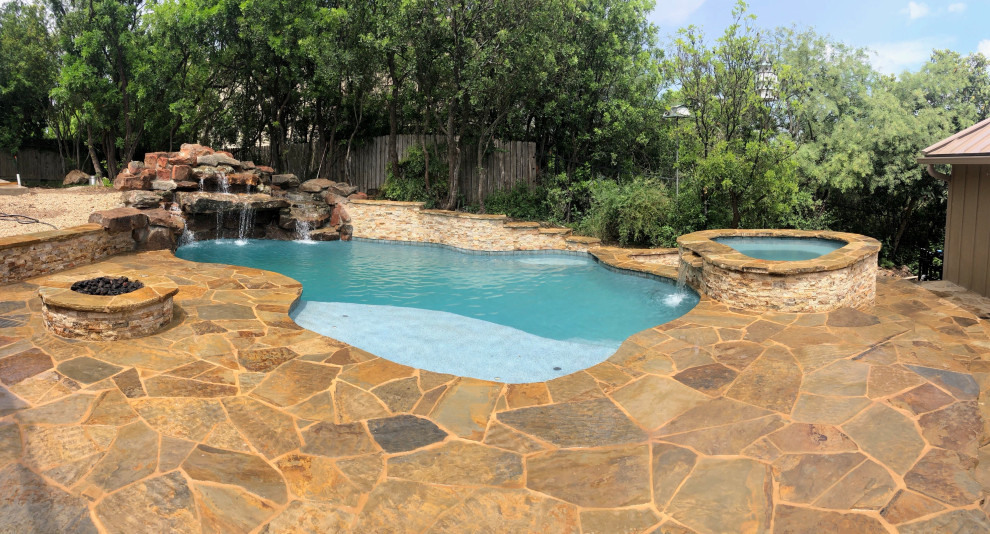 Inspiration pour une grande piscine naturelle et arrière chalet en forme de haricot avec des solutions pour vis-à-vis et des pavés en pierre naturelle.