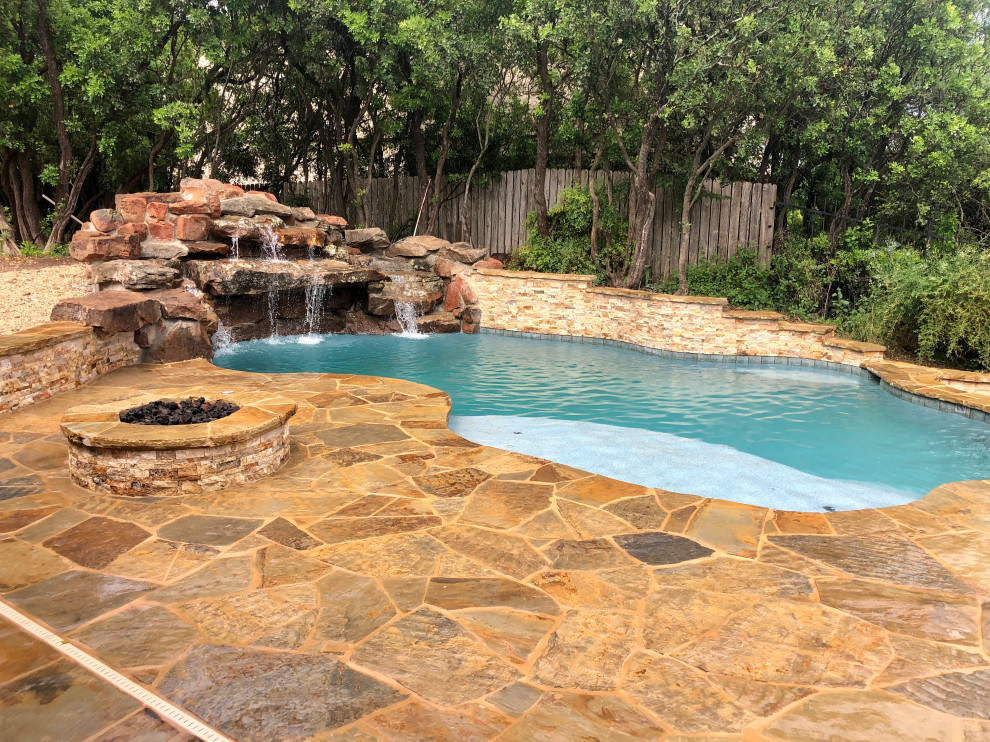 Réalisation d'une grande piscine naturelle et arrière chalet en forme de haricot avec des solutions pour vis-à-vis et des pavés en pierre naturelle.