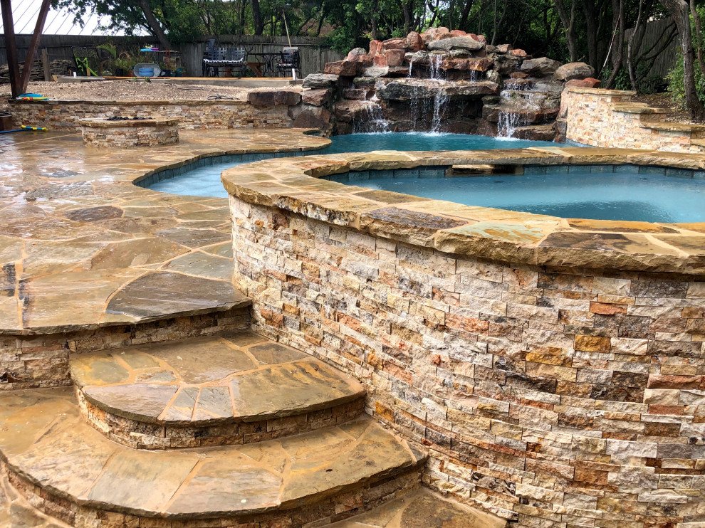 Réalisation d'une grande piscine naturelle et arrière chalet en forme de haricot avec des solutions pour vis-à-vis et des pavés en pierre naturelle.