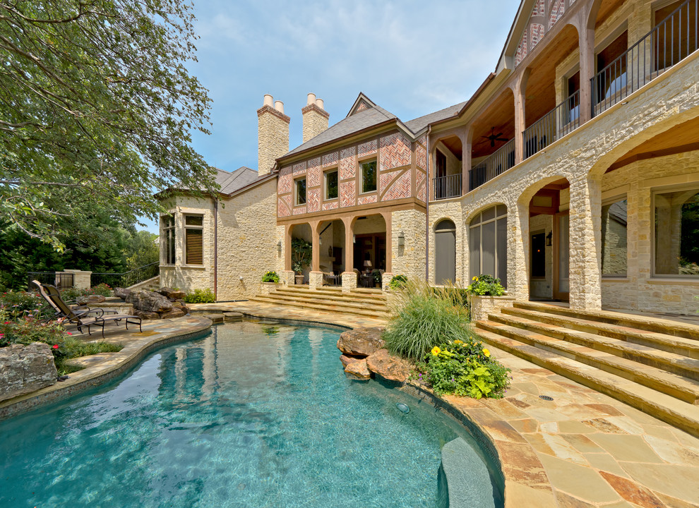 This is an example of a classic swimming pool in Dallas.