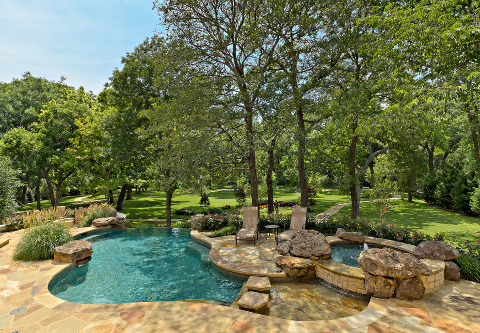 Klassischer Pool in individueller Form mit Natursteinplatten in Dallas