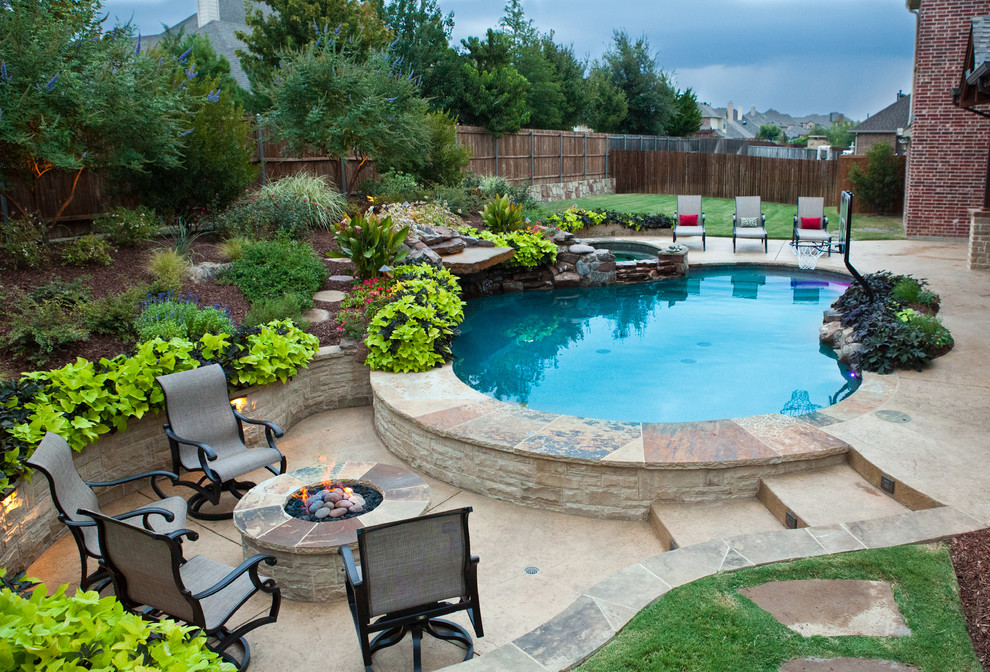 На фото: бассейн на заднем дворе в классическом стиле с покрытием из каменной брусчатки и забором
