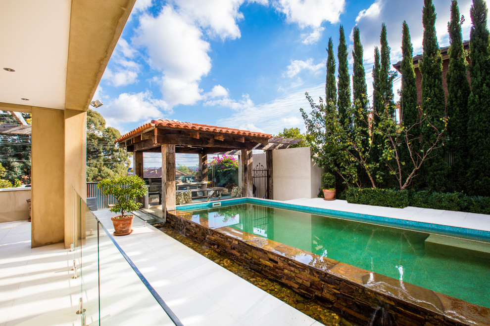 Идея дизайна: большой естественный, прямоугольный ландшафтный бассейн на внутреннем дворе в современном стиле